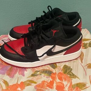 Jordan 1 Low Bred Toe Size 6.5Y Excellent Condition, size 6.5Y.